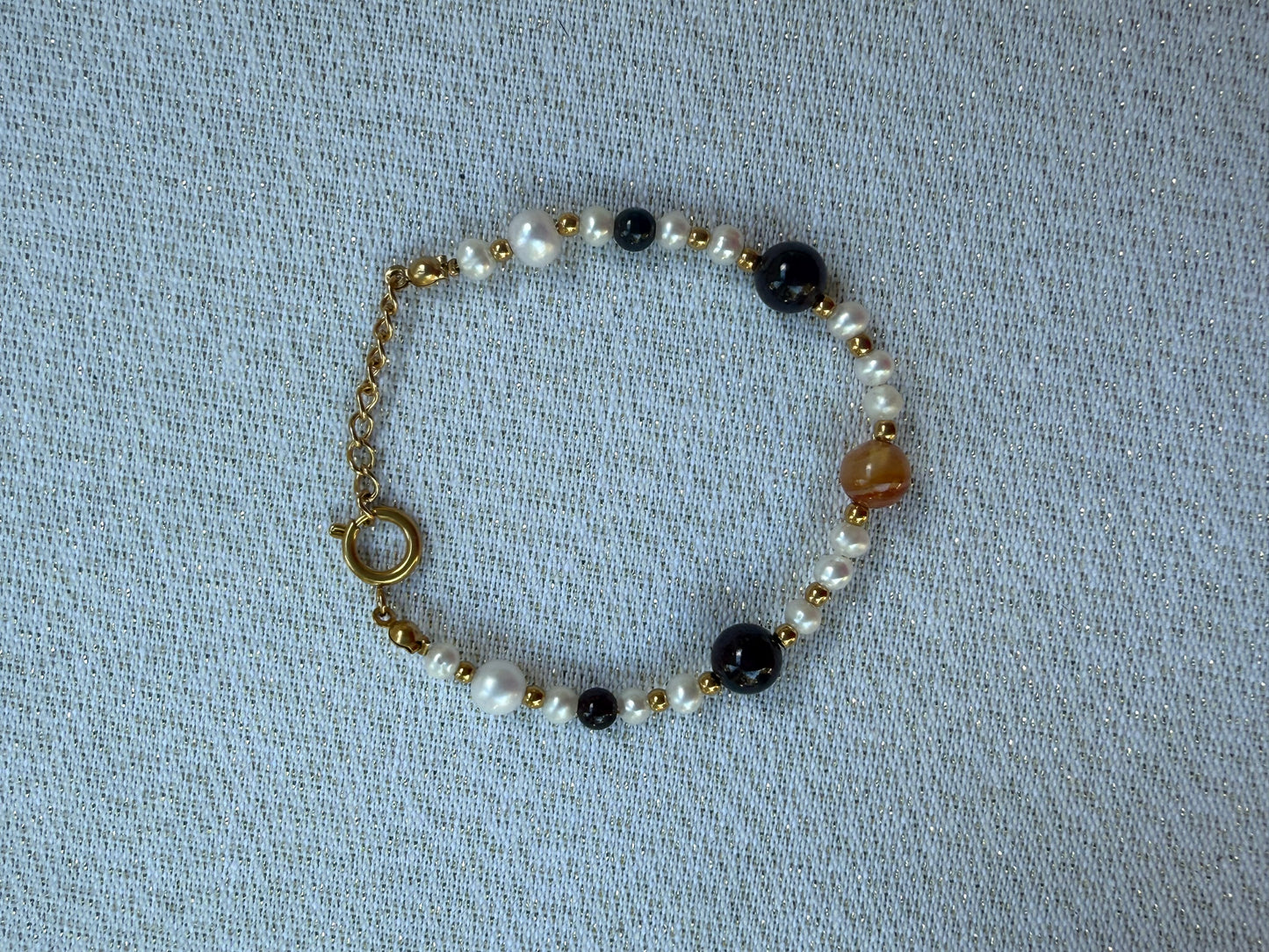 Bracelet en perles d’eau douce, grenat & cornaline