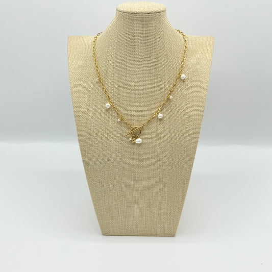 Collier “Élise” – Chaîne dorée & perles d’eau douce