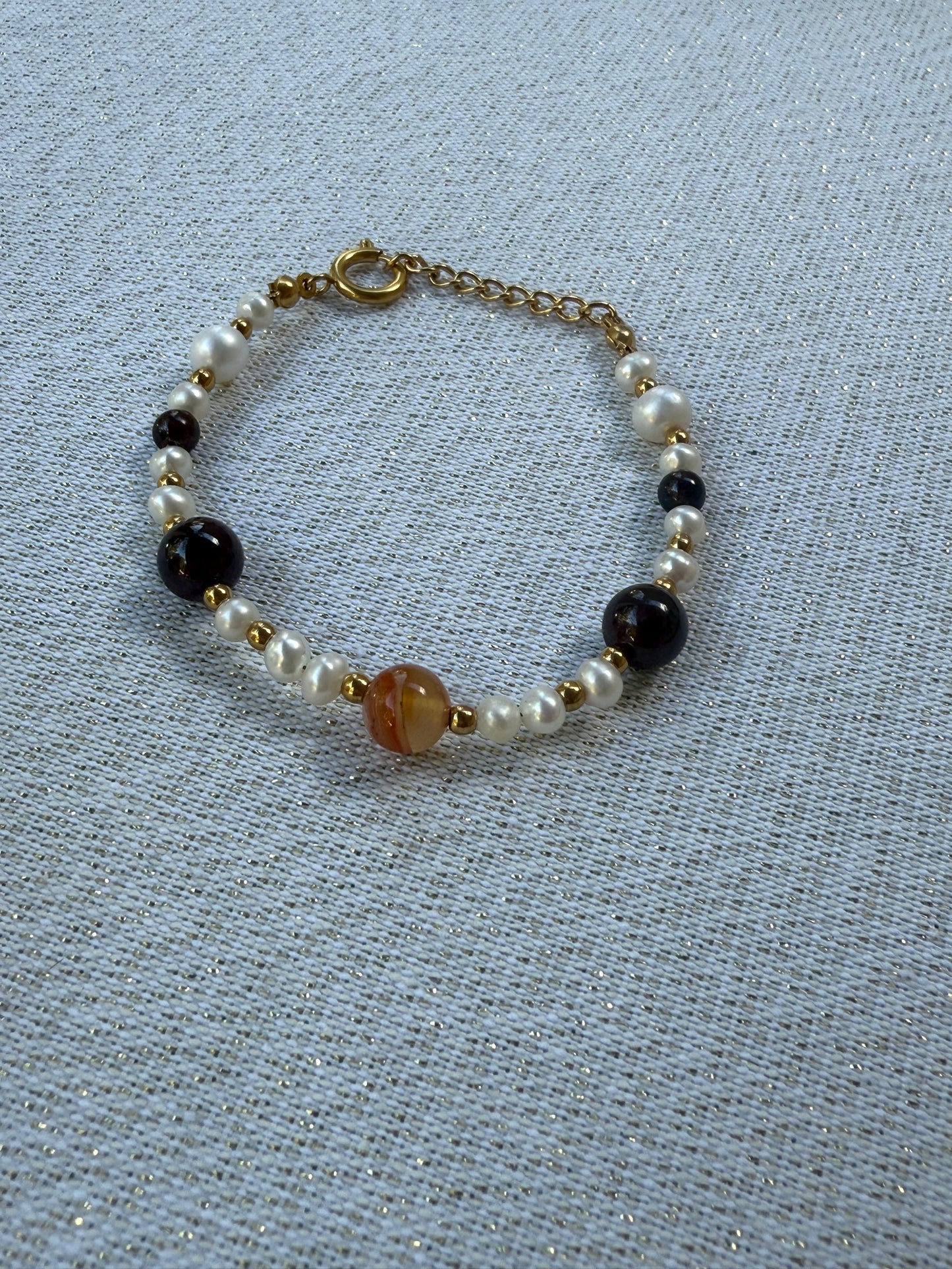Bracelet en perles d’eau douce, grenat & cornaline