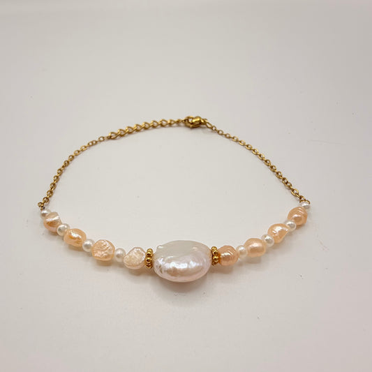 Bracelet perle plate + petite perle irrégulière rose et blanche.