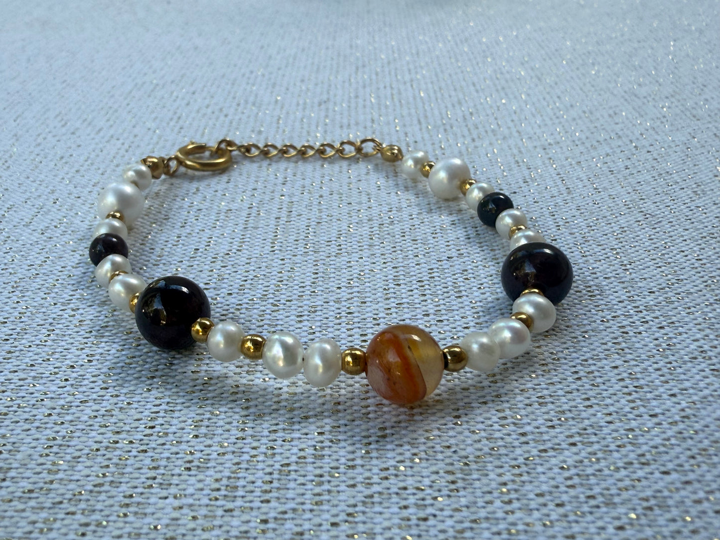 Bracelet en perles d’eau douce, grenat & cornaline