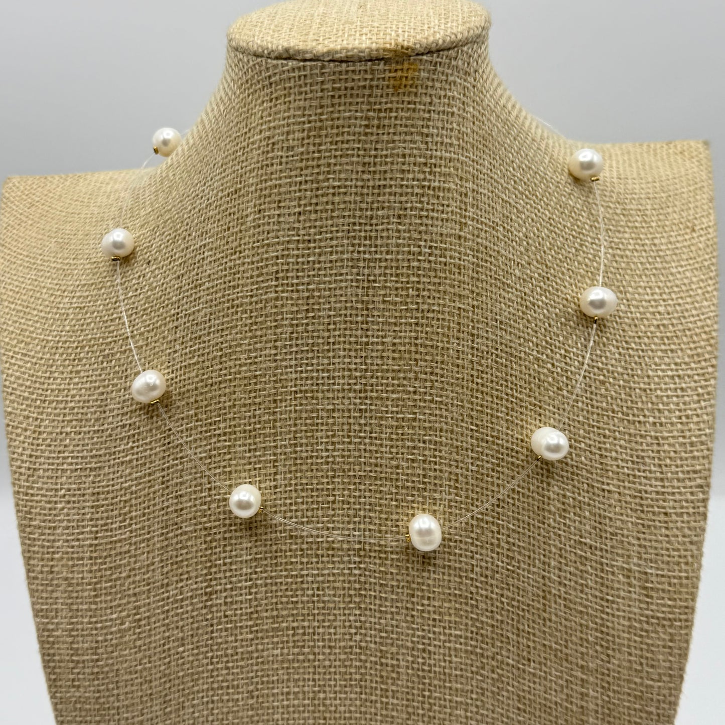Collier perles blanches sur câble