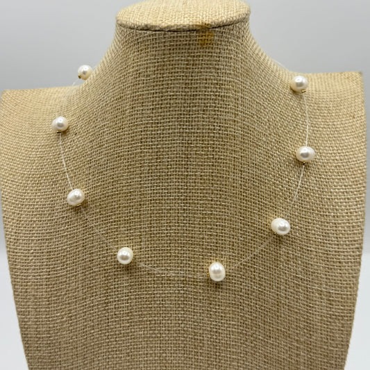 Collier perles blanches sur câble
