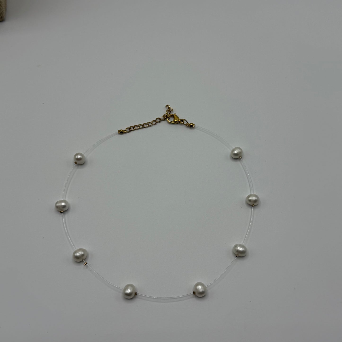 Collier perles blanches sur câble