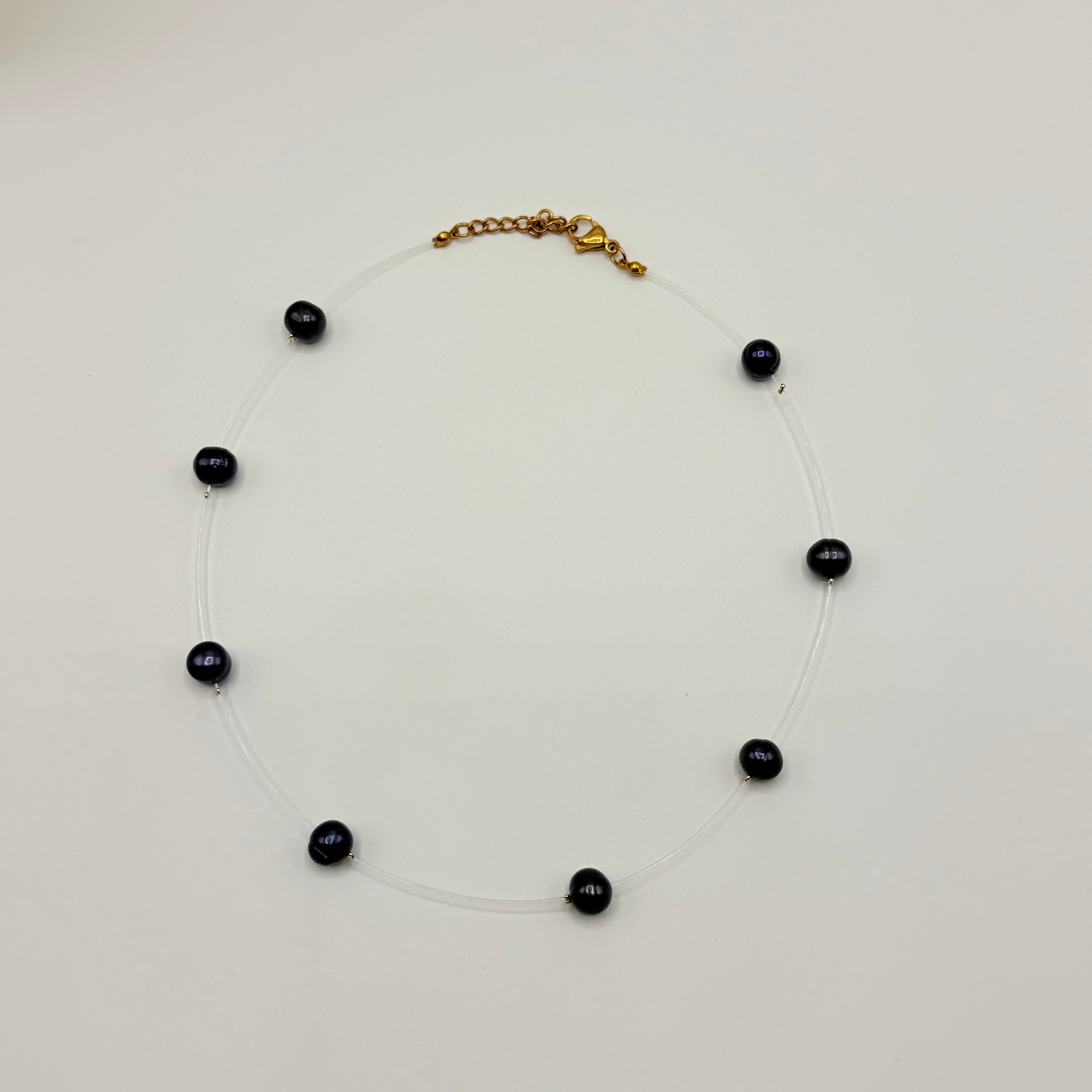 Collier perles noires sur câble