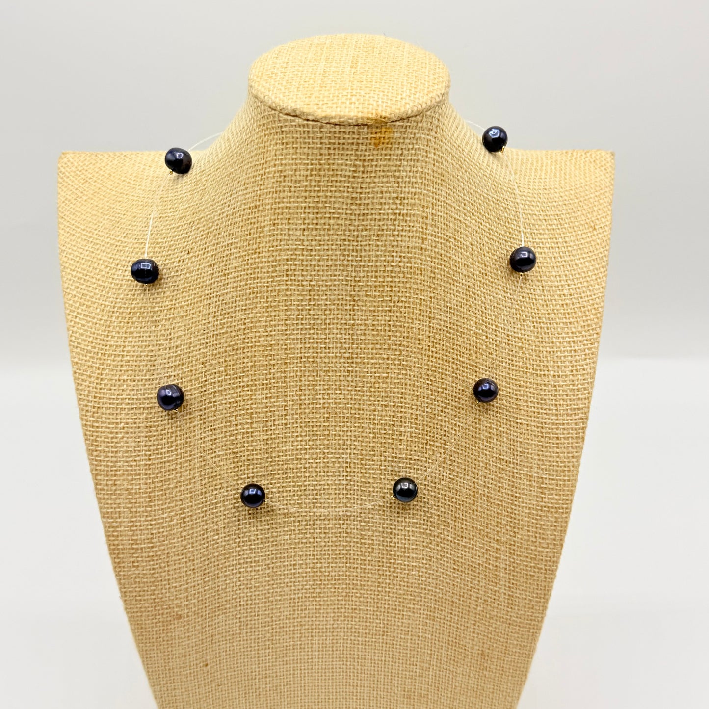 Collier perles noires sur câble